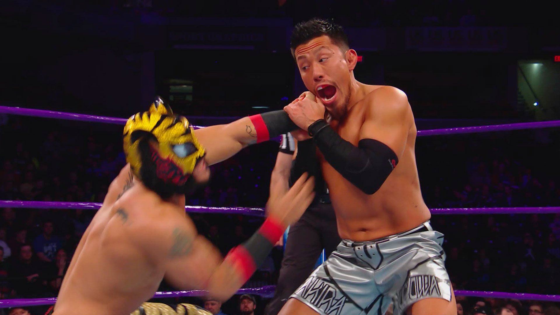 Hideo Itami & Akira Tozawa def. Gran Metalik & Lince Dorado