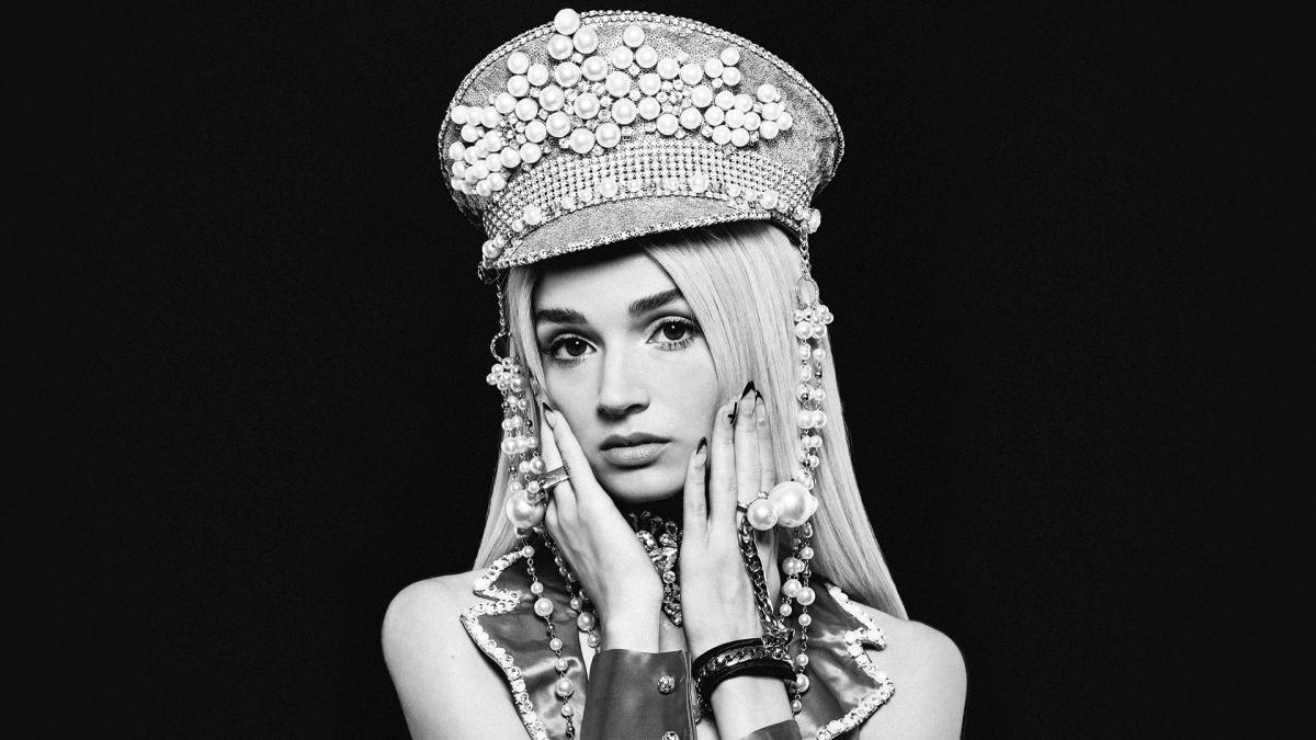 Poppy shows off WWE-inspired guitar flair