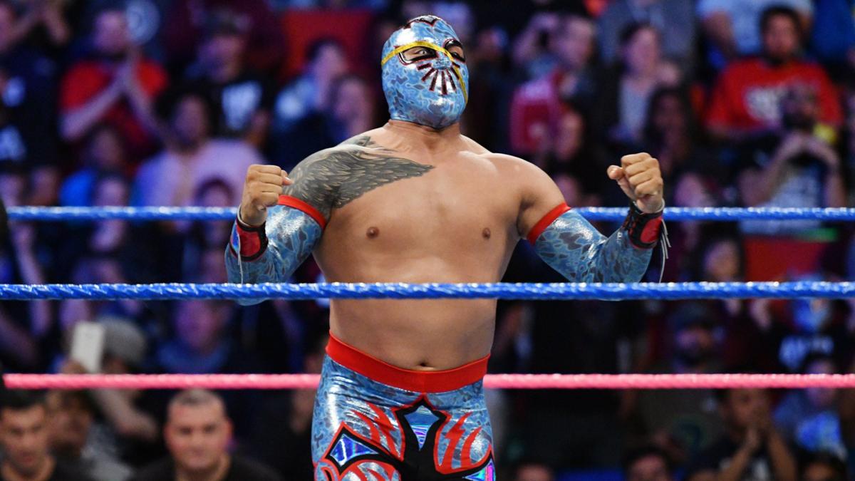 Sin Cara gifts mask to footballer Raúl Jiménez