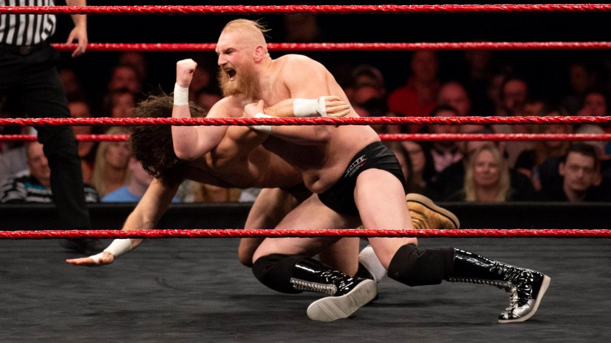 Alexander Wolfe def. Saxon Huxley