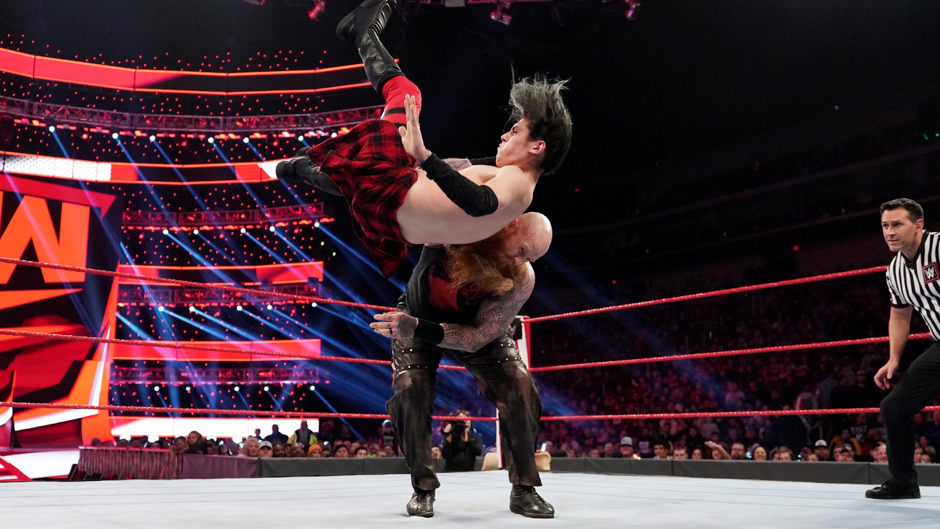 Erick Rowan def. Dante Leon