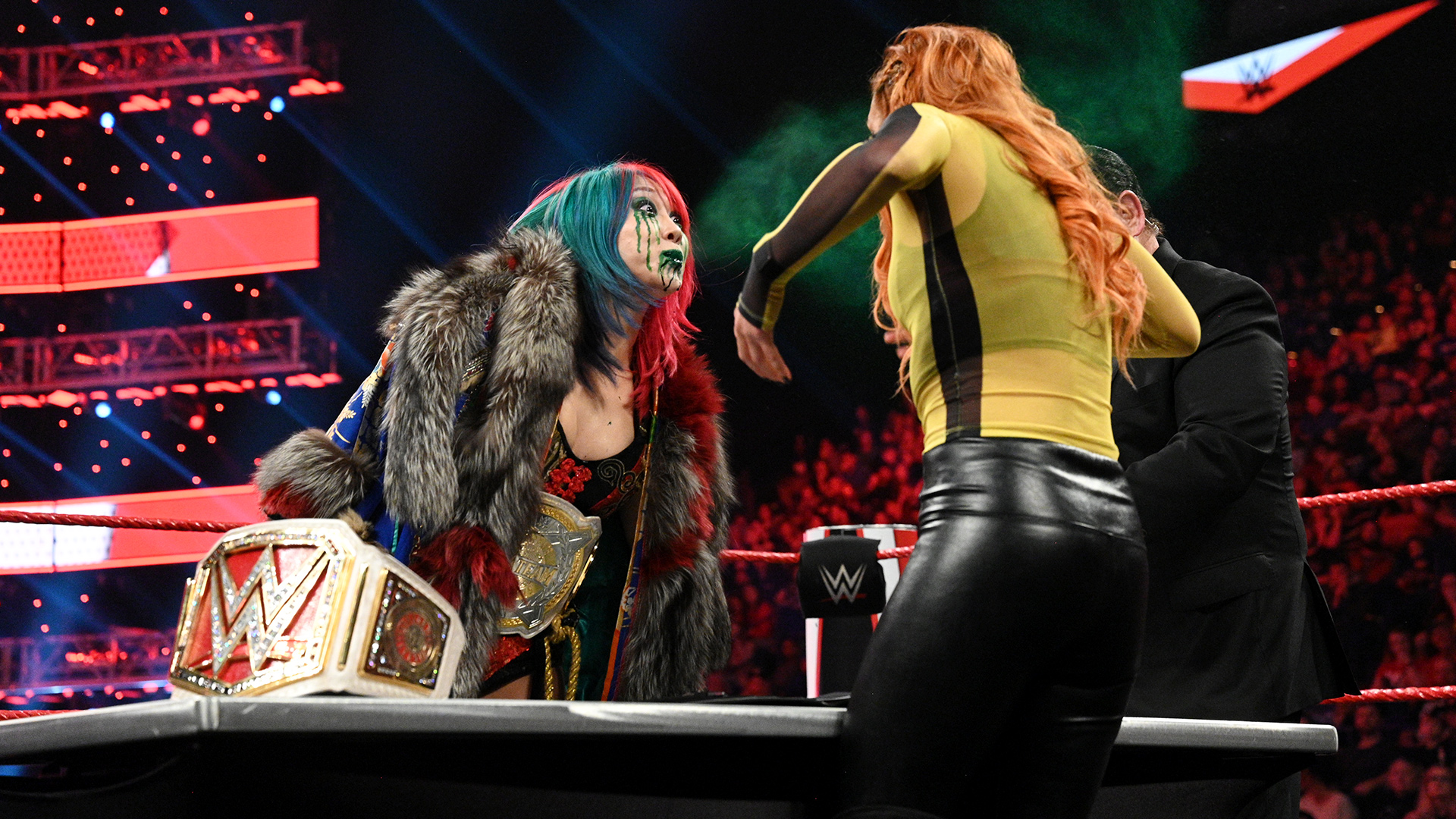 Becky Lynch and Asuka signed the contract for their Raw Women’s Championship Match