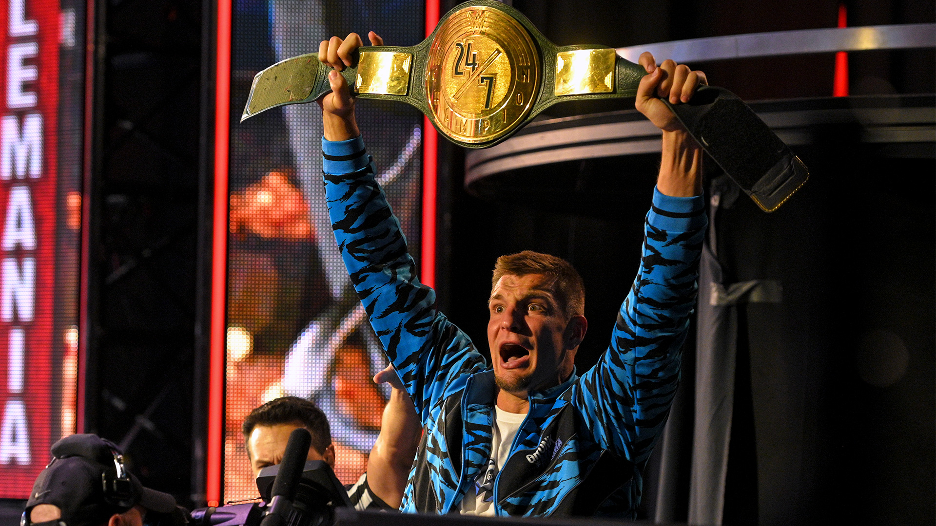 WWE congratulates 24/7 Champion Rob Gronkowski on his return to football