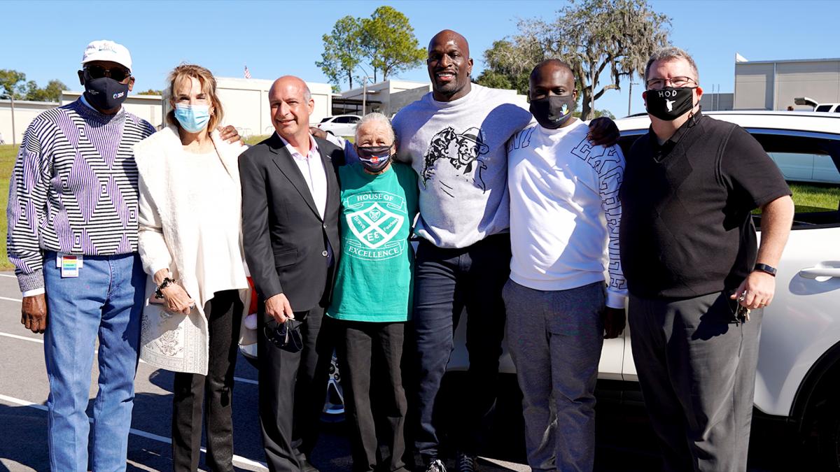 Titus O’Neil surprises families in need with cars for the holidays